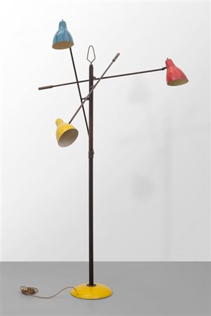 UNA LAMPADA DA TERRA, anni '50. Ottone, alluminio laccato. Altezza cm 185. A...