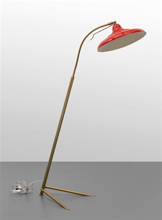 UNA LAMPADA DA TERRA, anni '50. Ottone, alluminio laccato, stelo estensibile,...