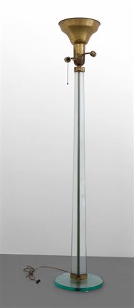 UNA LAMPADA DA TERRA, anni '30. Ottone, cristallo molato. Altezza cm 173A...