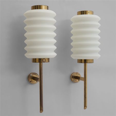 ANGELO LELII Due lampade a parete per ARREDOLUCE, anni '60. Ottone, vetro...