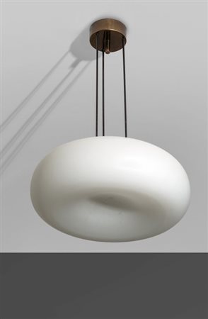 FONTANA ARTEUna lampada a sospensione "2356", 1964. Ottone, vetro opalino...