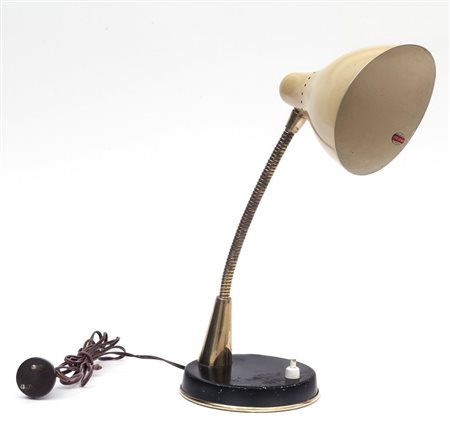 STILNOVO Una lampada da tavolo, anni '50. Ottone, alluminio laccato....