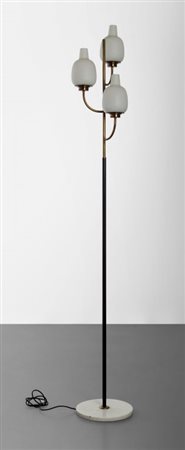 STILNOVO Una lampada da terra, anni '50. Marmo, tubo di ferro verniciato,...