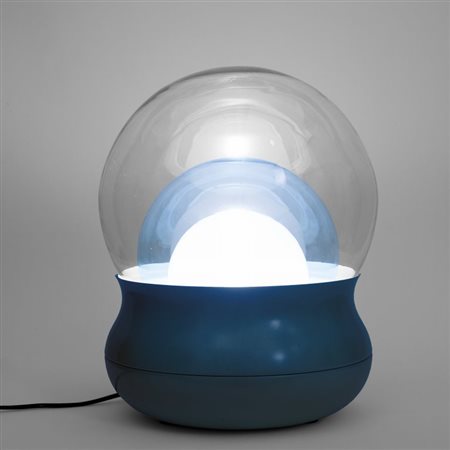 STILNOVO Una lampada da tavolo "Fiesta", 1968. Alluminio laccato, vetro...