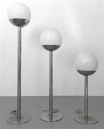 LUCI (Editore)Tre lampade da terra, circa 1970. Acciaio cromato, vetro...