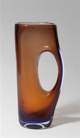 FULVIO BIANCONI, VENINI Un vaso della serie "Forati", modello 4514, circa...