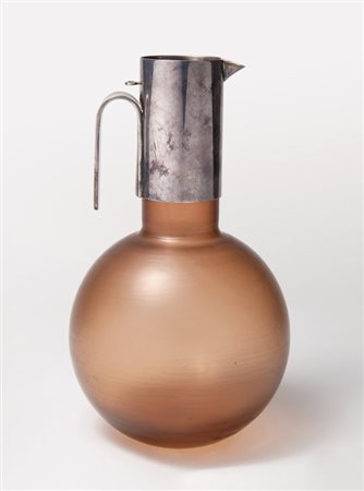 MASSIMO VIGNELLI, VENINI E CHRISTOFLE Una caraffa in vetro inciso e metallo...