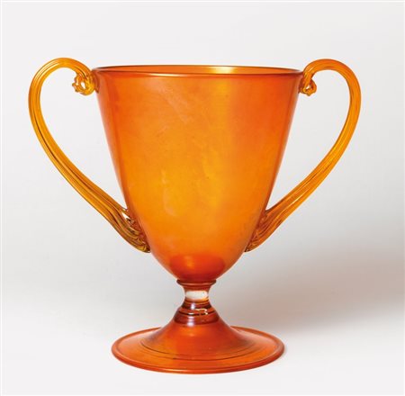 VITTORIO ZECCHIN, CAPPELLIN VENINI & C. Una coppa biansata di vetro arancio...