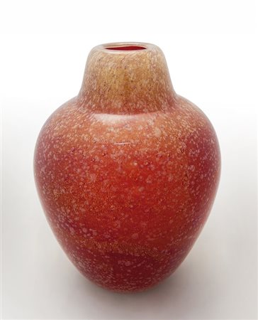 FLAVIO POLI, SEGUSO VETRI D'ARTE Un vaso in vetro rosso pulegoso oro, circa...