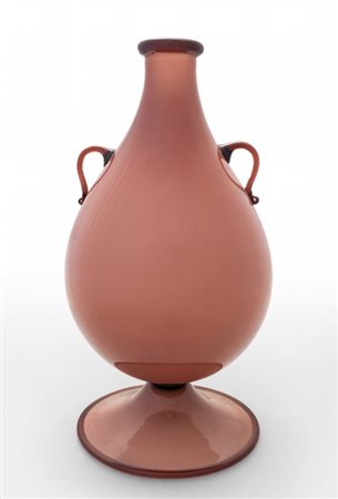 MURANO, circa 1925. Un vaso in vetro incamiciato con applicazioni di vetro...