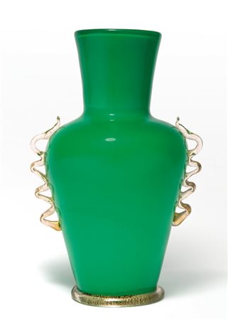 MURANO, circa 1930. Un vaso in vetro incamiciato con applicazioni di...
