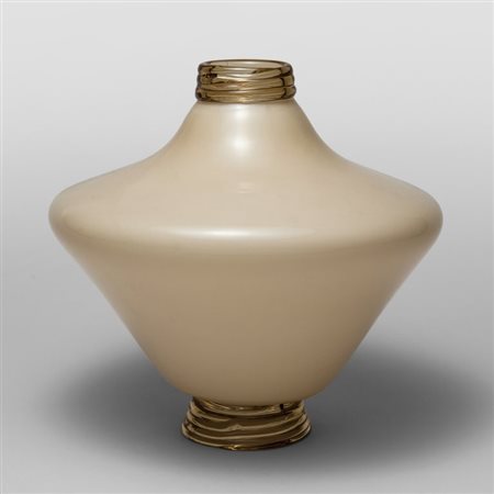 ZECCHIN MARTINUZZIUn vaso in vetro incamiciato, circa 1930. Altezza cm 20.