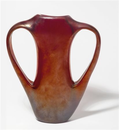 GIORGIO FERRO, A.VE.M. Un vaso "Ansa volante", 1955. Vetro rosso iridato....