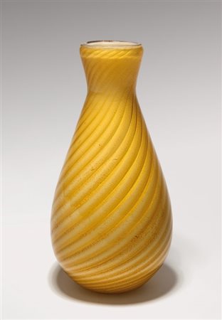 GIULIO RADI, A.VE.M.Un vaso a canne ritorte e oro, 1940. Altezza 26 cm.