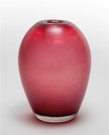 CARLO SCARPA, VENINI Un vaso in vetro corroso, circa 1936. Marcato all'acido...