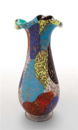 A.VE.M.Un vaso in vetro pezzato soffiato con avventurina, anni '50. Altezza...