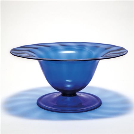 VITTORIO ZECCHIN, CAPPELLIN VENINI & C. Una coppa costolata in vetro...