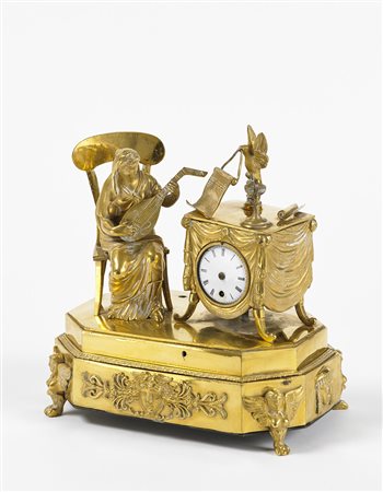 ANONIMO Orologio da tavolo in bronzo dorato con allegoria della musica,...
