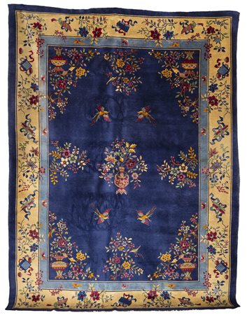 Tappeto Cina, fondo blu decorato a motivi floreali, cm 371x274