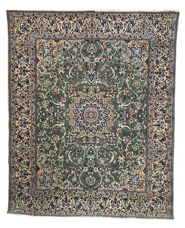 Tappeto a fondo verde, decorato a motivi vegetali nei toni del blu, cm 248x203