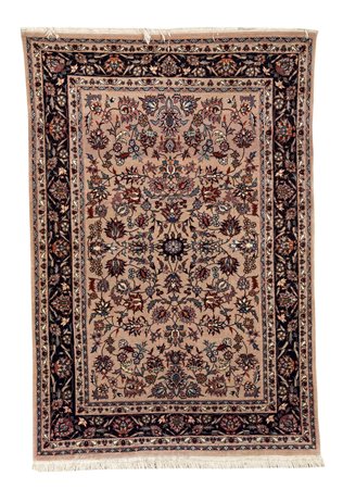 Tappeto a fondo beige, decorato a motivi floreali nei toni del blu e del...