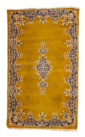 Tappeto Kirman a fondo senape con decori vegetali nei toni del blu, cm 158x93