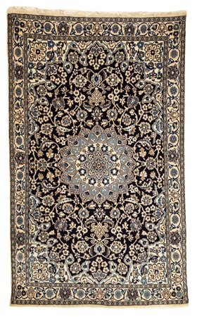 Tappeto fondo nero decorato a motivi floreali nei toni del celeste e del...