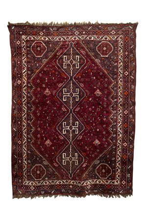 Tappeto a fondo rosso decorato a motivi geometrici, cm 285x210