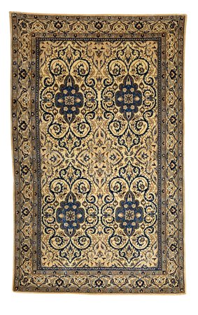 Tappeto fondo beige decorato a motivi vegetali nei toni del blu e del rosa,...