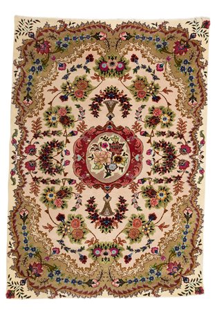 Tappeto fondo bianco decorato a motivi floreali nei toni del rosso e del blu,...