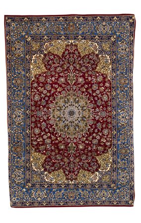 Tappeto a fondo rosso con medaglione centrale decorato a motivi vegetali nei...