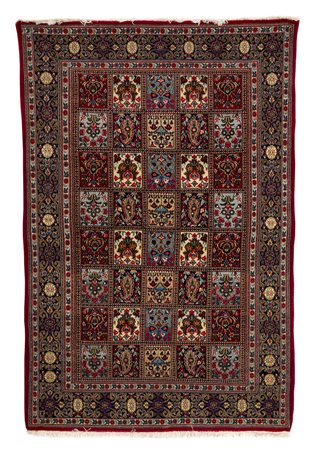 Tappeto a fondo rosso, decorato con riquadri nei toni del bianco, celeste e...