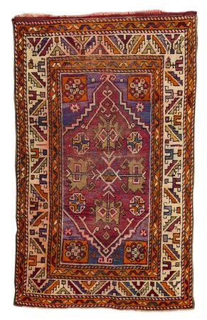 Tappeto fondo arancio, decorato a motivi geometrici nei toni del rosso,...