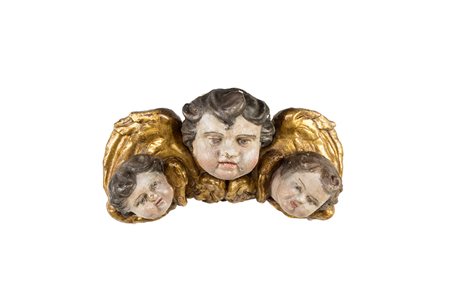 Scultura lignea policroma e dorata, raffigurante tre cherubini alati, Italia...