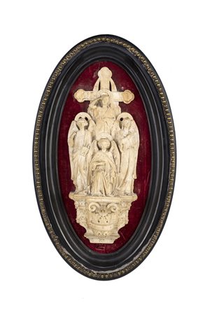 Altorilievo in gesso modellato a raffigurare quattro angeli poggianti su una...