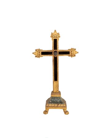 Croce reliquiario in legno dorato, poggiante su piedistallo squadrato...