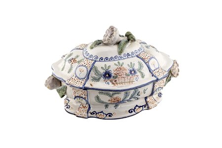 Zuppiera in maiolica policroma con decora floreale XIX secolo, cm 24x40x26