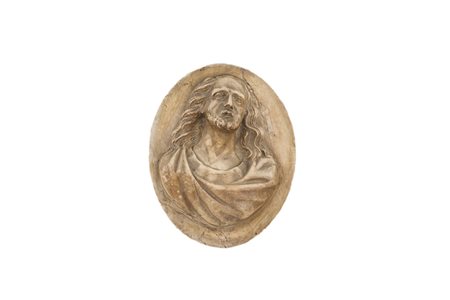 Placca in marmo bianco raffigurante il volto di Cristo, cm 22x17 Rotture.
