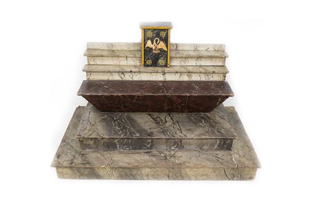 Modello di altare laccato e dipinto a finto marmo, poggiante su una gradinata...