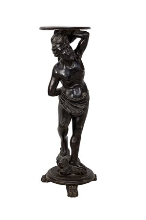 Gueridon in legno ebanizzato con piano circolare sorretto da scultura virile;...