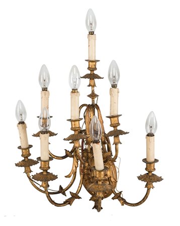 Coppia di appliques in stile neoclassico, a otto luci in metallo dorato con...