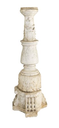 Piedistallo in marmo bianco a forma di balaustro, caratterizzato da quattro...