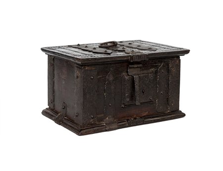 Piccolo forziere in legno con finiture in ferro. XVIII secolo, cm 26 x 18 x 14
