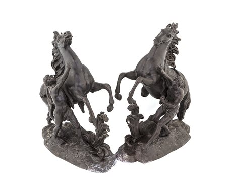 Coppia di gruppi in bronzo raffiguranti replica dei "cavalli di Marly", opere...