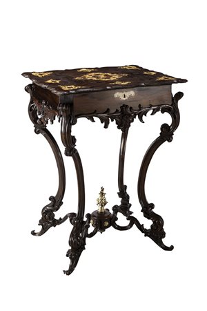 Tavolino da lavoro in palissandro con intarsi in madreperla e avorio; piano...