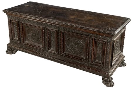 Cassapanca in noce a patina scura, sul fronte e sui fianchi medaglioni...