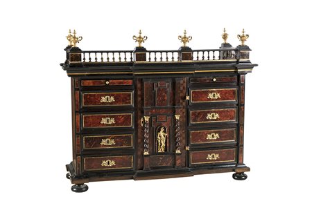 Stipo in legno di noce con pannelli lastronati in tartaruga bruna, bocchette...