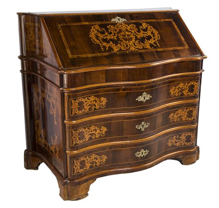 Cassettone a ribalta lastronato in noce, con specchiature racchiuse da...