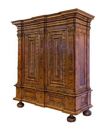 Armadio lastronato in radica di noce caratterizzato da due ante delimitate da...