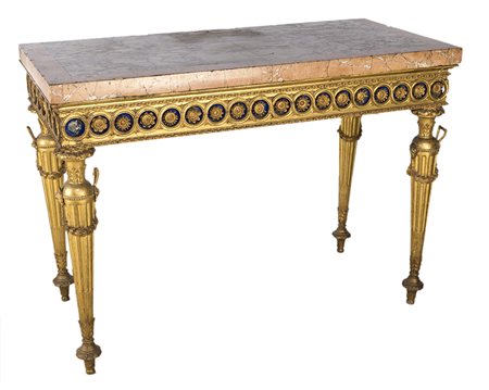 Console in legno intagliato e dorato; piano rettangolare lastronato in marmo...